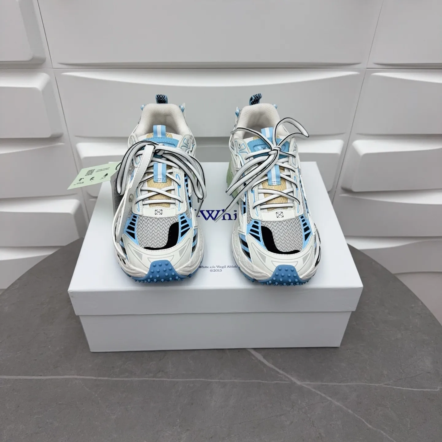 【off- white】P: 720💰Couple style👫, Size: 35-44 (Male 38.45.46 custom-made) High-quality version👊"Out of office" series original mold opening, original lasting, production process 1:1 original version ➰OFF GREY) OFF-WHITE Be Right Back Couple style👫Round toe lace-up arrow pattern low-top lifestyle casual shoes green. A running shoe called the "Be Right Back" sneaker. The design of this sneaker is inspired by Japanese sports aesthetics and craftsmanship, with running performance and principles at its core.